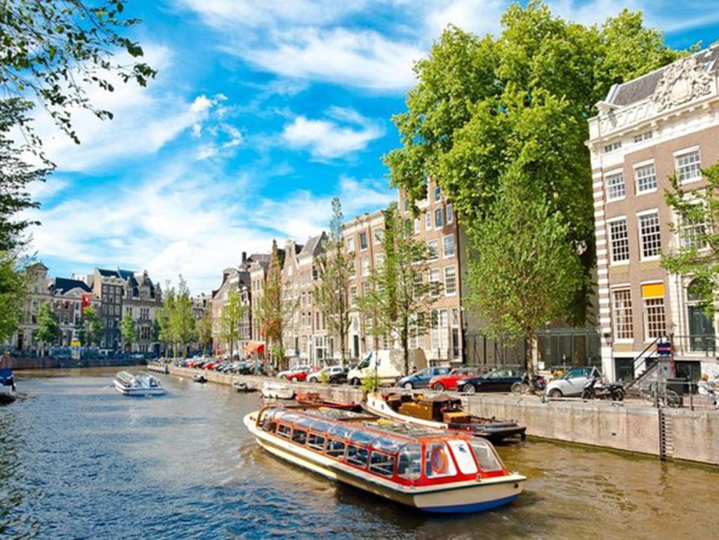 Amsterdam Canal Tours: Navigating Waterways and Unveiling the City’s Charms