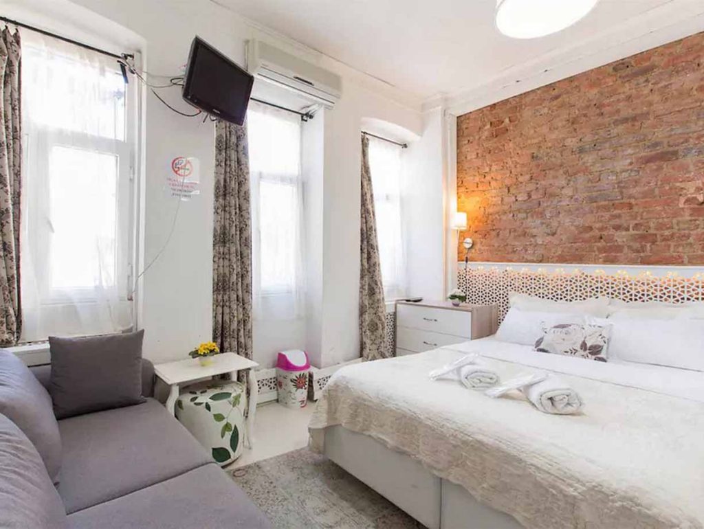 Hospitable Haven: Istanbul’s Top Guesthouses and Hostels, and Recommended Booking Platforms
